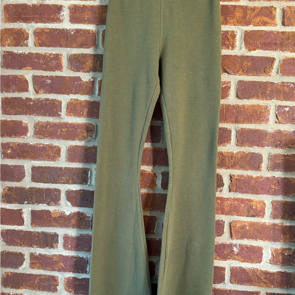 Aerie flare high waisted pants in olive‎ green. Size small